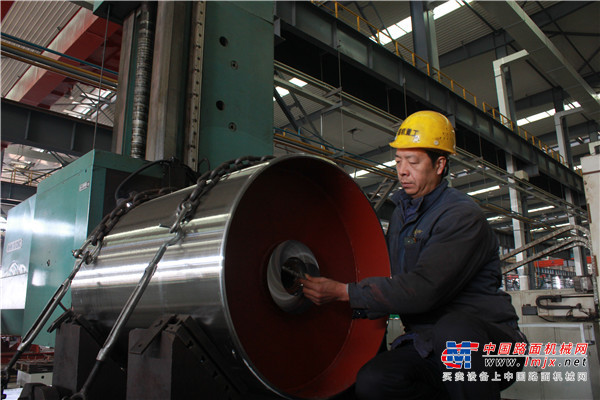 国机重工（洛阳）有限公司结构车间镗工技师王拥军：“一专多能”的大工匠