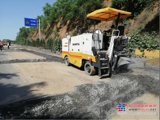 路麵銑刨：看山推助力澠池“古道”換新顏