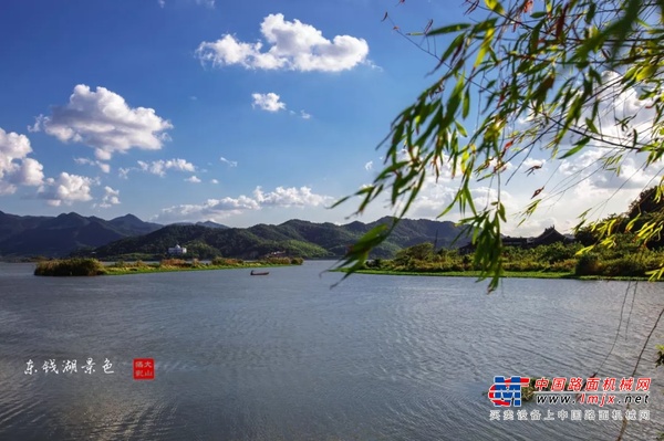 海定波宁，碧卷云舒......那台忙碌于碧水青山间的沥拌站
