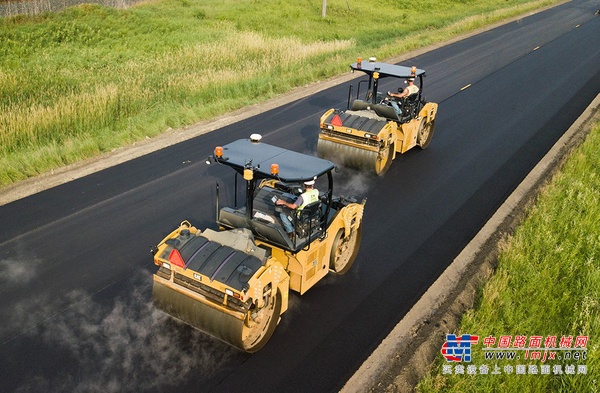 跑得快，压得实！全面揭秘Cat®（卡特）CB13双钢轮压路机的振动系统