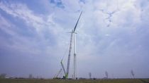 中联重科：ZCC9800W助力国内首台165米级格构式塔架顺利吊装