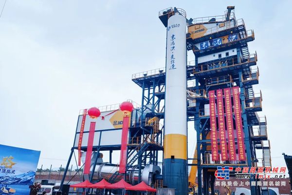 京港澳徐工5000型瀝青站！封頂！