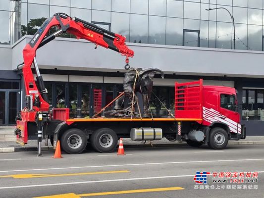 海外街頭驚現 “紅色鋼鐵俠”！徐工折疊臂起重機實力圈粉