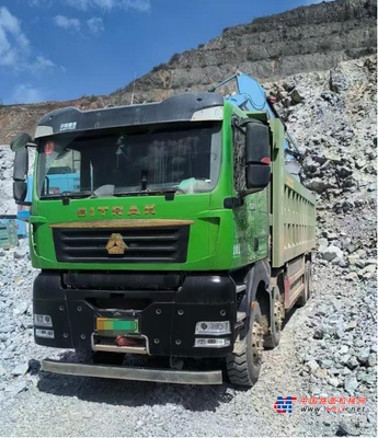 卡友亲证！中国重汽汕德卡纯电自卸车——砂石料运输就选它，耐磨抗造超出预期！